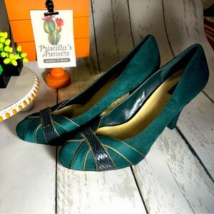 ABAETE Size 12 Emerald Faux Suede Almond Toe Pumps